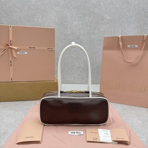 미우미우 레더 보우 탑핸들백 5BB173 가로 28 × 세로 11.5 (손잡이 포함 33) × 폭 8cm