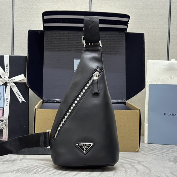 Prada 로고가 새겨진 삼각형 모양 백팩 2VZ098 17x32x6.5cm