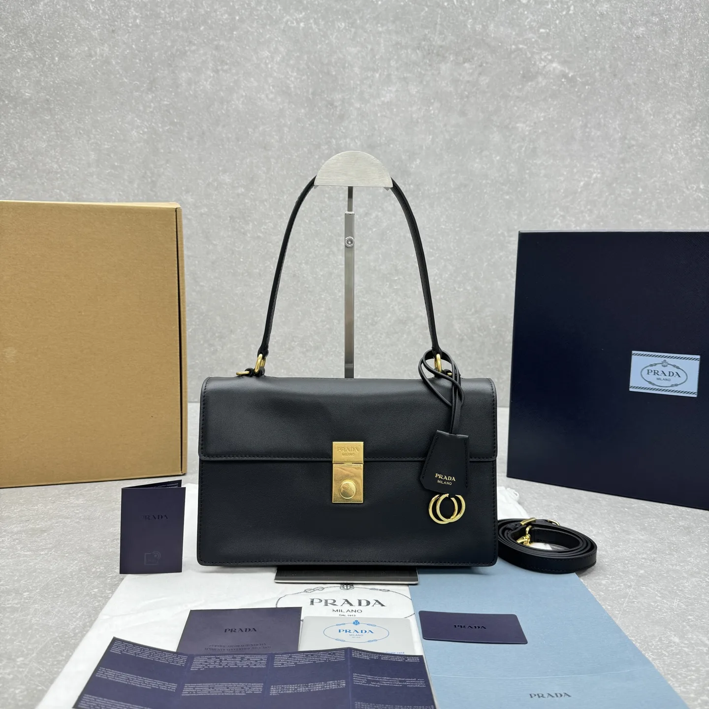 Prada  소프트 사운드 숄더 백  28×9×17cm