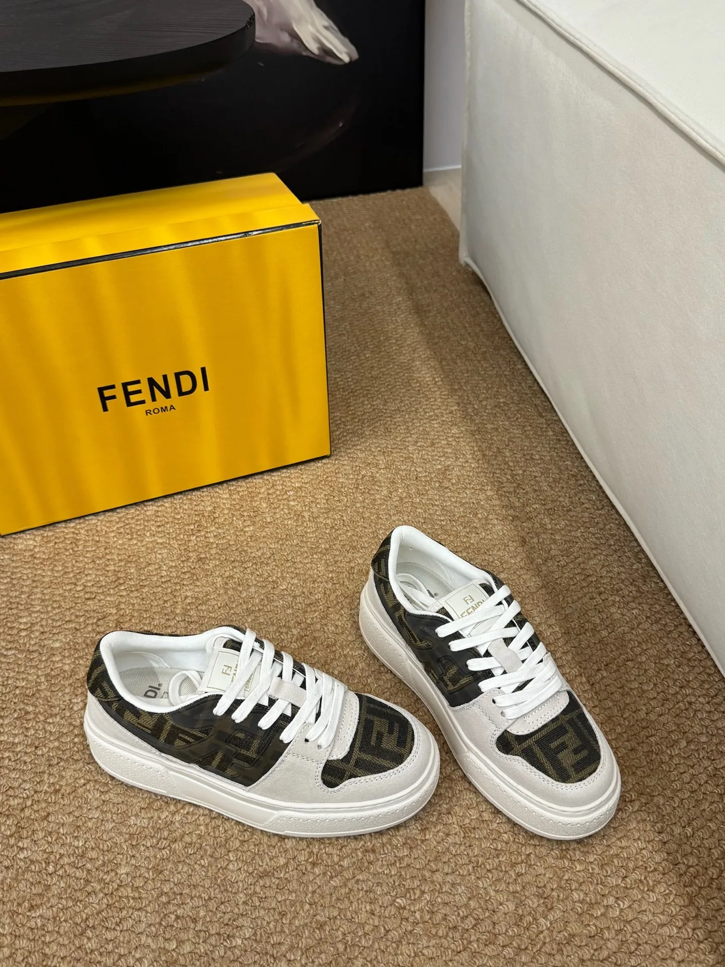 FENDI 25 FW 주카 모티프 패널 스니커즈