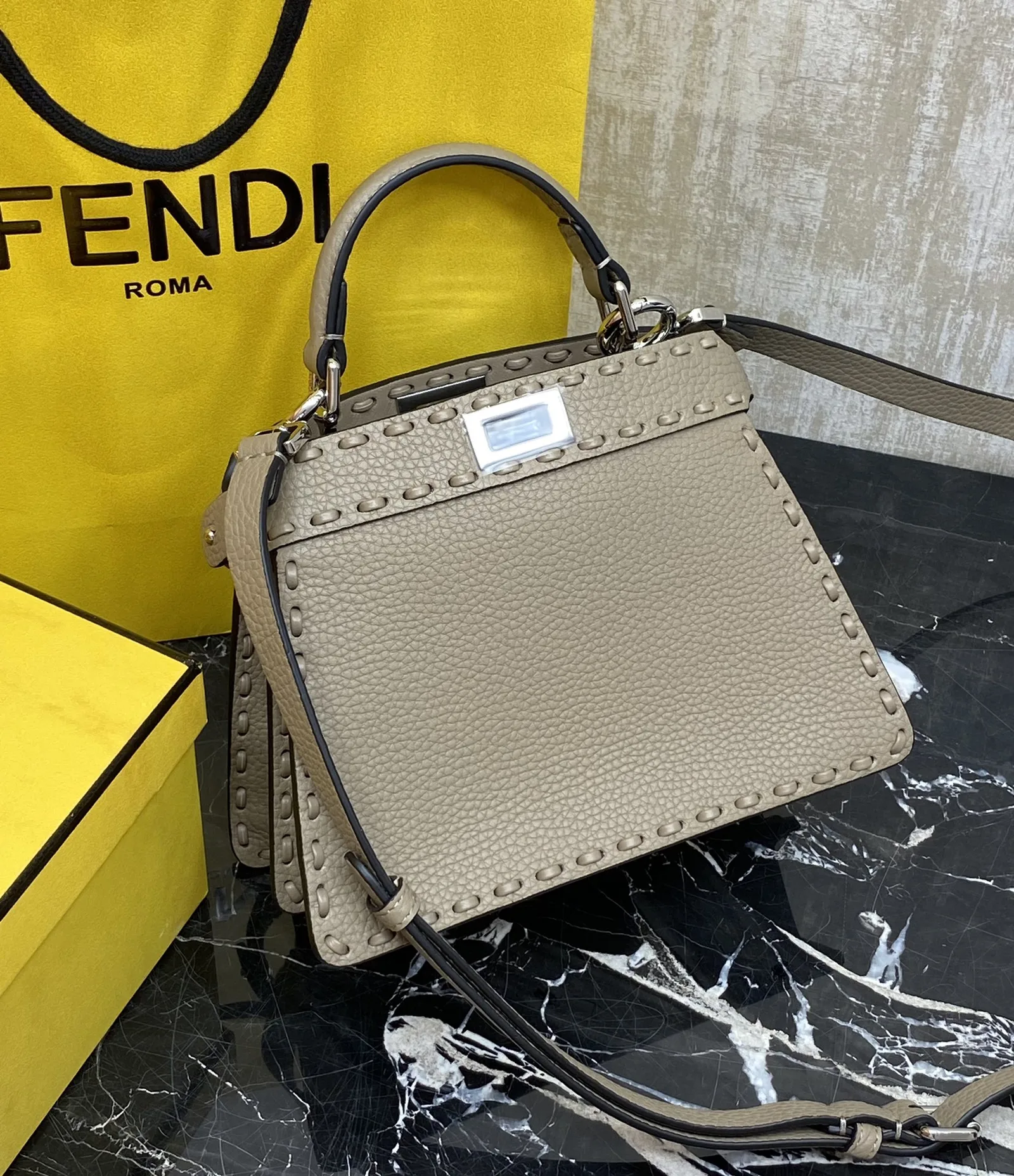 FENDI 미니 peekaboo petite  20x15.5x11cm