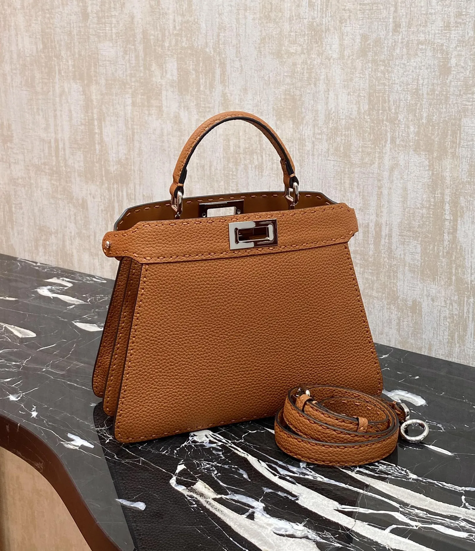 FENDI 스몰 피카부peekaboo  ISeeU 27 X 23 X 11 cm