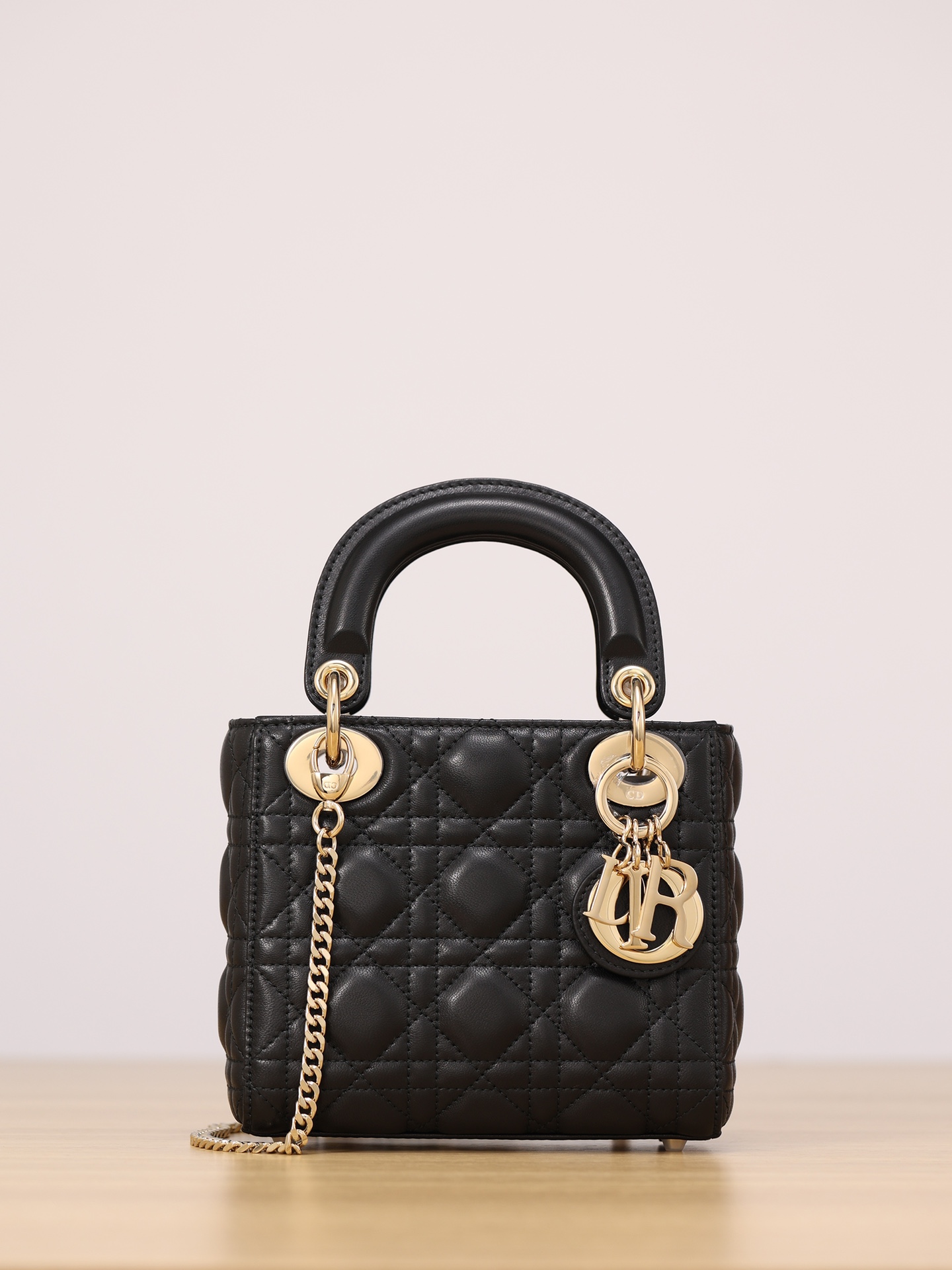 M9 디올 레이디  미니 램스킨 M0505ONGE  17 x 15 x 7 cm