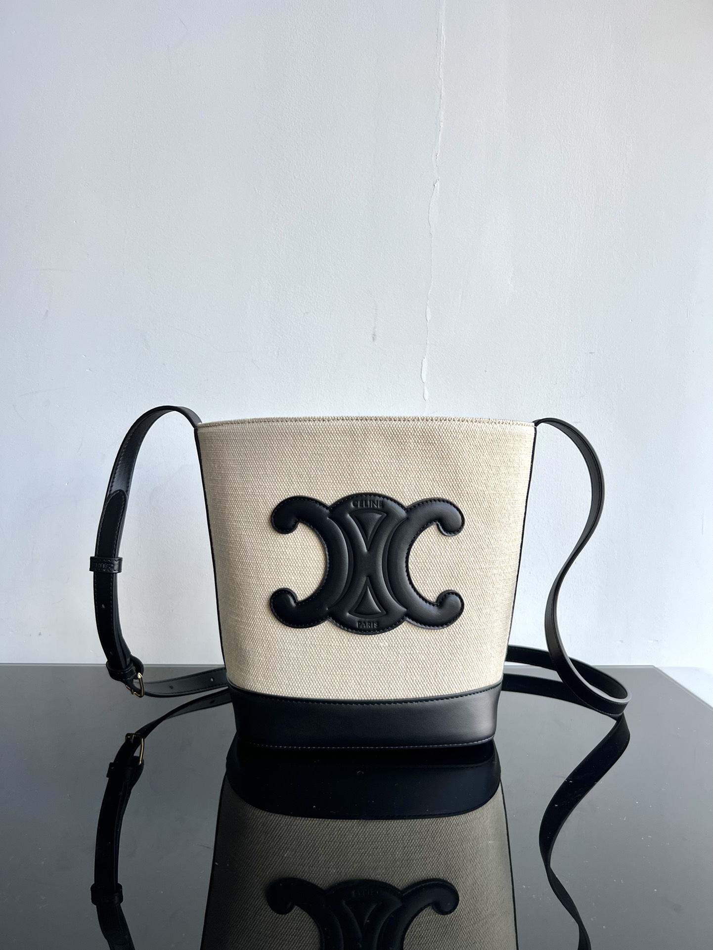셀린느 퀴르 트리옹프 스몰 버킷백 113783DU3 30 X 22 X 13cm
